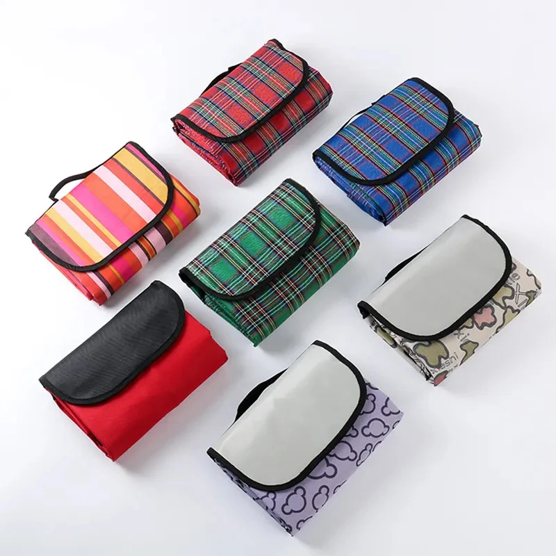 Sab nraum zoov Hiking Picnic Blanket
